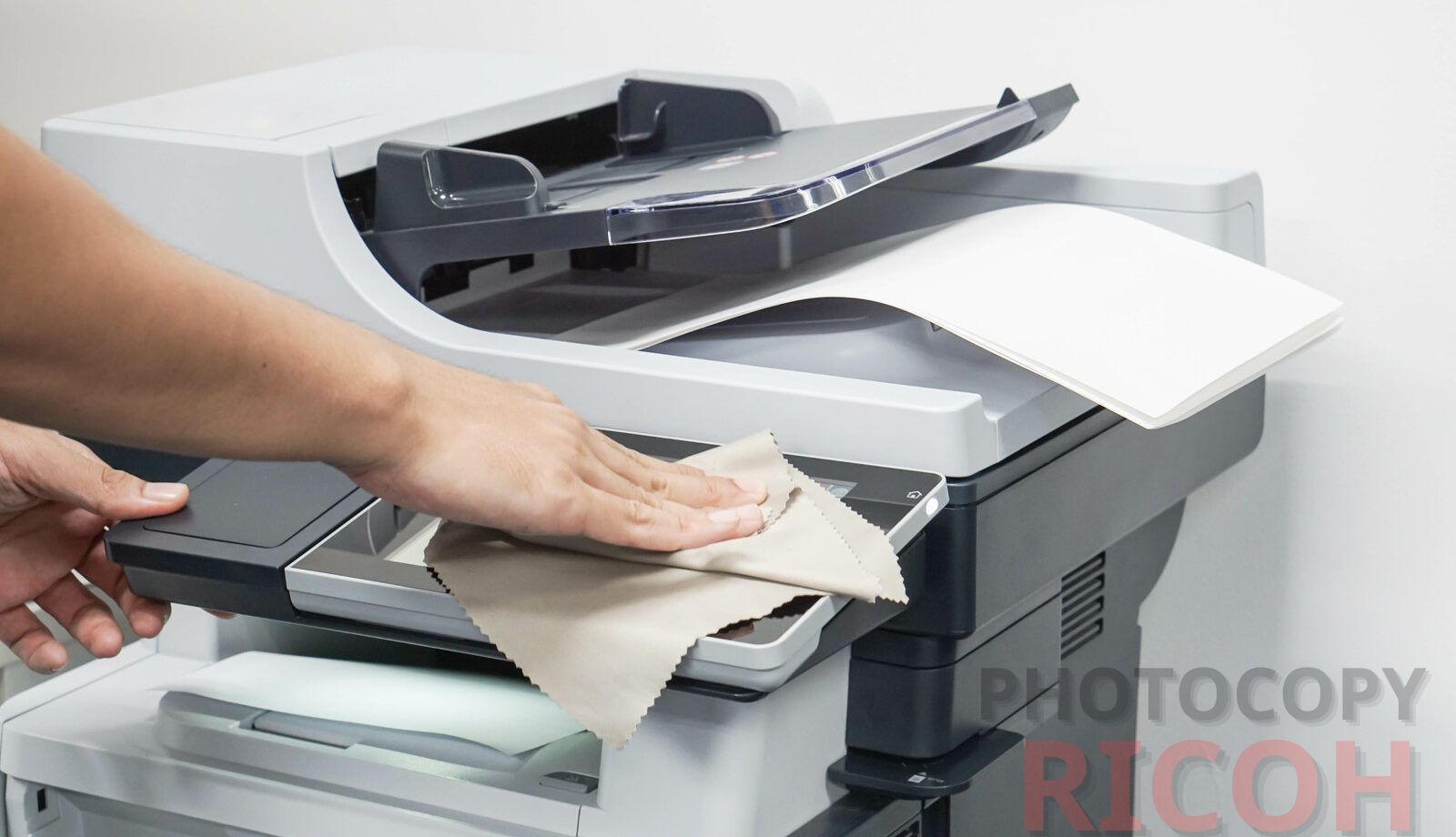 Sai lầm khi sử dụng máy photocopy : Việc không thường xuyên vệ sinh máy cũng gây ảnh hưởng đến tuổi thọ của máy và chất lượng bản in.