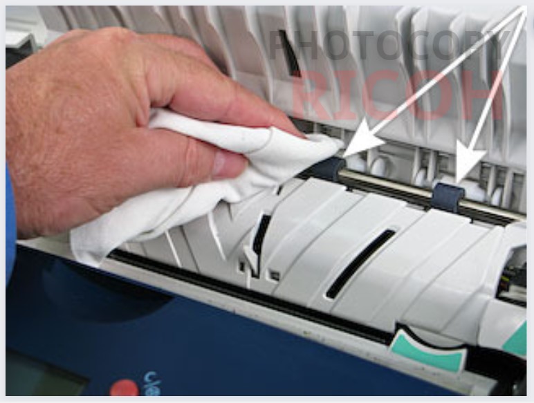 Vệ sinh máy photocopy : sau một thời gian dài sử dụng thì bộ phận lô sấy của máy photocopy sẽ bị khô. Sử dụng dầu silicon chống dính giúp bộ phận lô sấy hoạt động trơn tru hơn hơn.