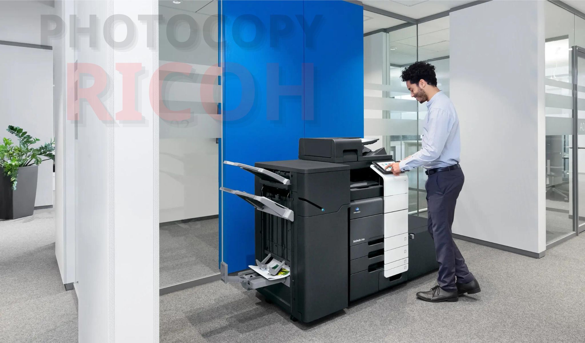 bố trí máy photocopy ở vị trí nào ? Xuất phát từ mong muốn tiện lợi, đỡ mất thời gian mà nhiều người dùng lựa chọn đặt máy photocopy ngay sát vị trí ngồi làm việc của mình, việc này thật không nên. Nếu có không gian, nên lựa chọn 1 vị trí riêng, cách xa với người dùng