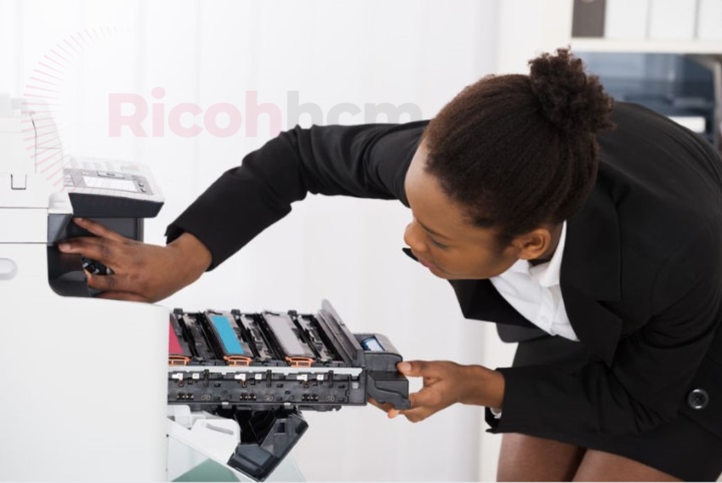 lỗi thường gặp trên máy photocopy : máy photo báo lỗi E019 do hộp mực thải bị đầy hoặc bộ phận báo cảm biến phát hiện mực thải đầy đã bị hỏng