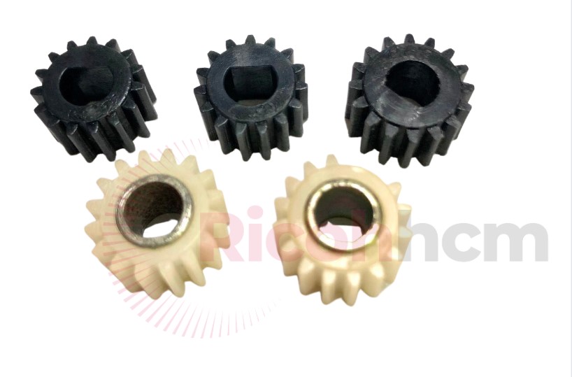 Bánh răng của máy photocopy là bộ phận có nhiệm vụ: làm quay trục từ, nối với trục cấp mực, truyền chuyển động cho hộp từ. Khi bánh răng bị mòn hoặc hỏng cũng sẽ gây ra tình trạng máy photocopy báo hết mực ảo.