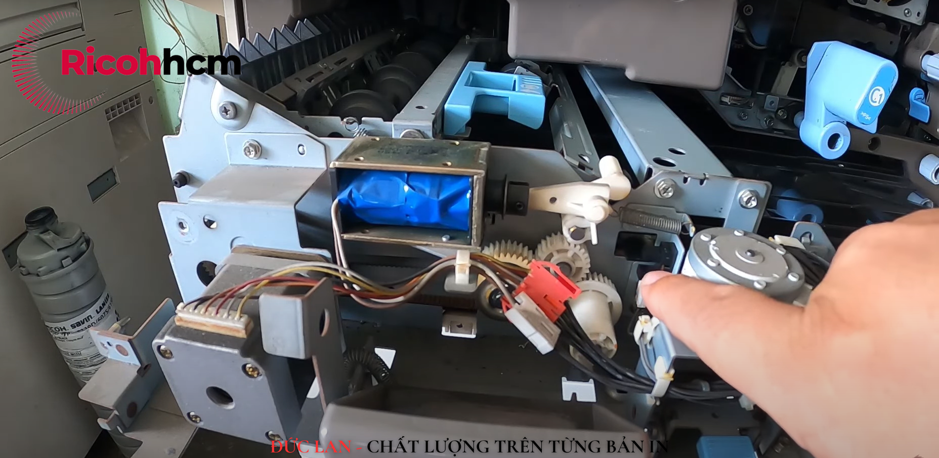 Khắc phục lỗi máy photocopy Ricoh báo Please Wait: Kiểm tra và vệ sinh bộ phận tiếp giấy