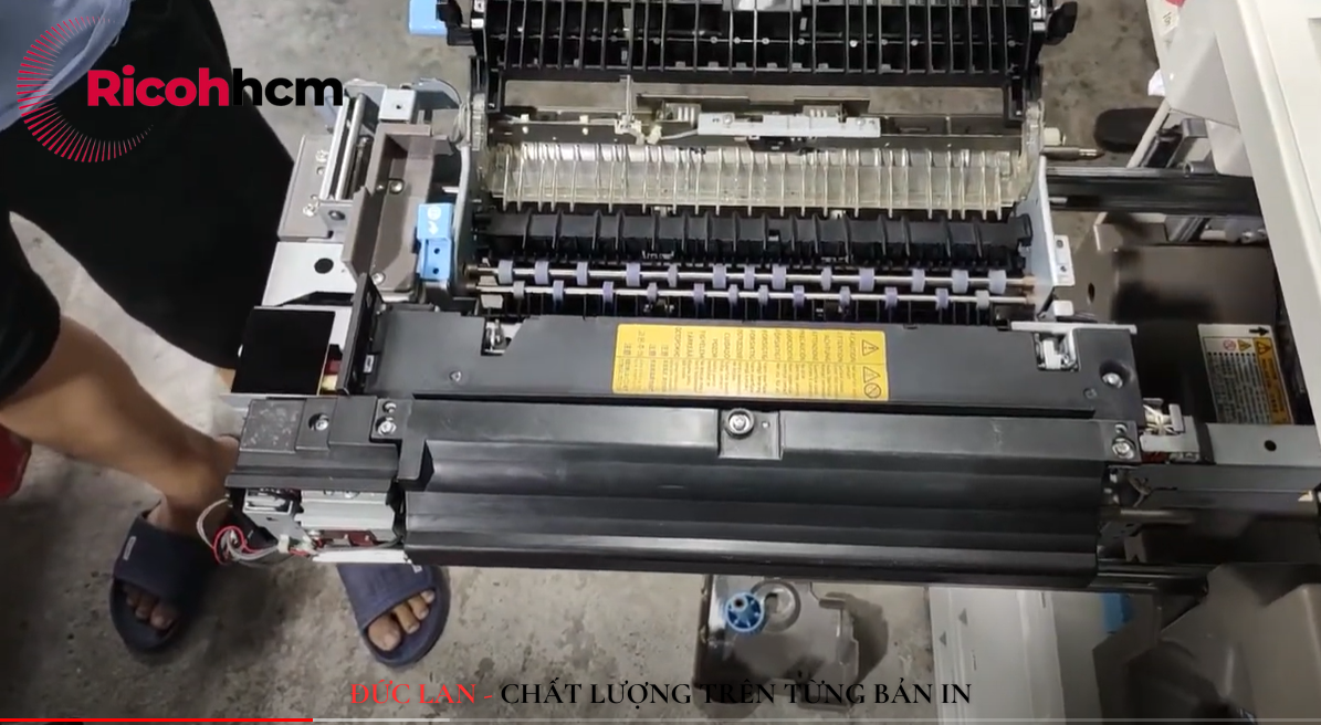 Khắc phục lỗi máy photocopy Ricoh báo Please Wait: Vệ sinh lô sấy