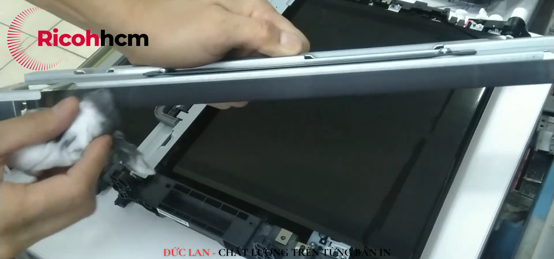 Kỹ thuật viên kiểm tra máy photocopy cũ trước khi thu mua.