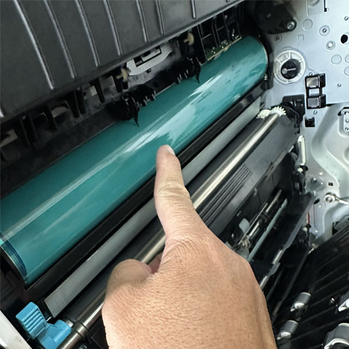 Hướng dẫn sửa máy photocopy bị sọc : nguyên nhân sọc do các vặt tư hư hỏng hoặc quá dơ.
