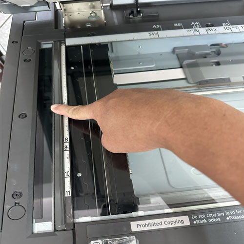 Hướng dẫn sửa máy photocopy bị sọc đen, nguyên nhân do gương dơ trong quá trình sử dụng.